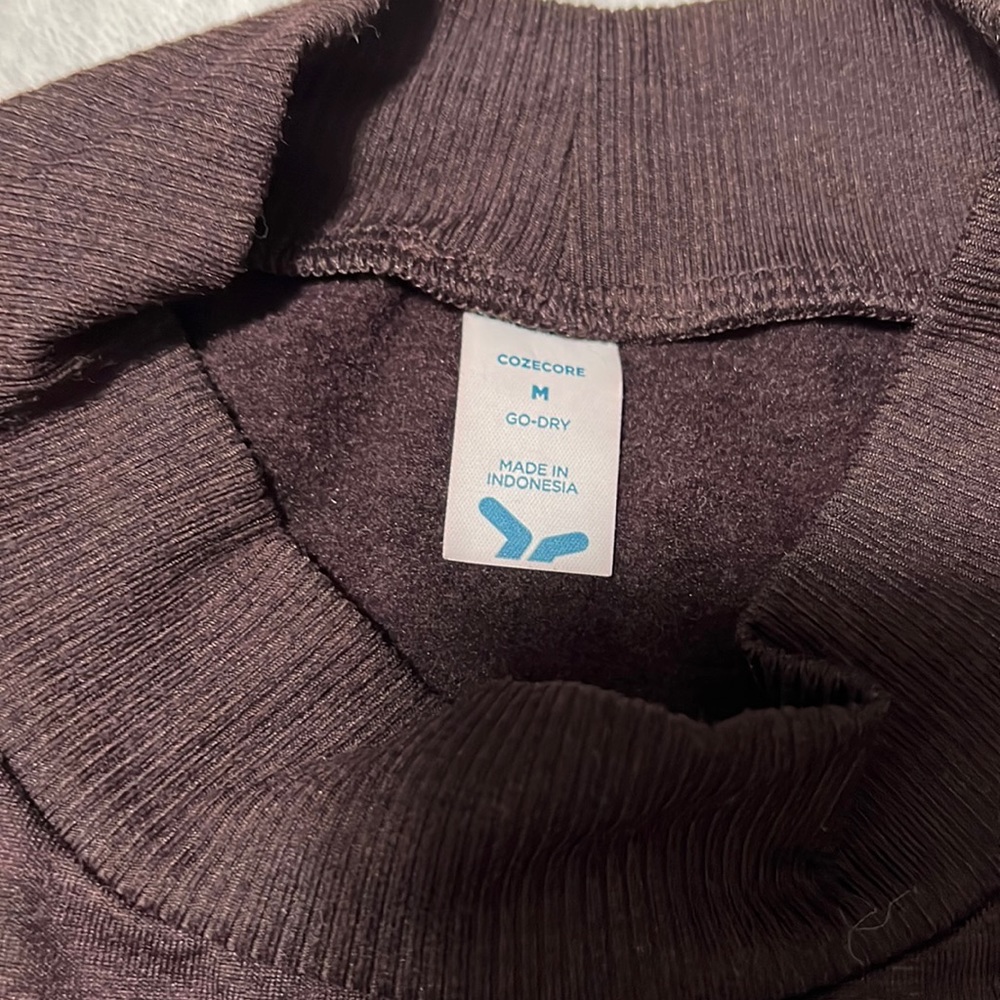 Long sleeve crop athletic shirt